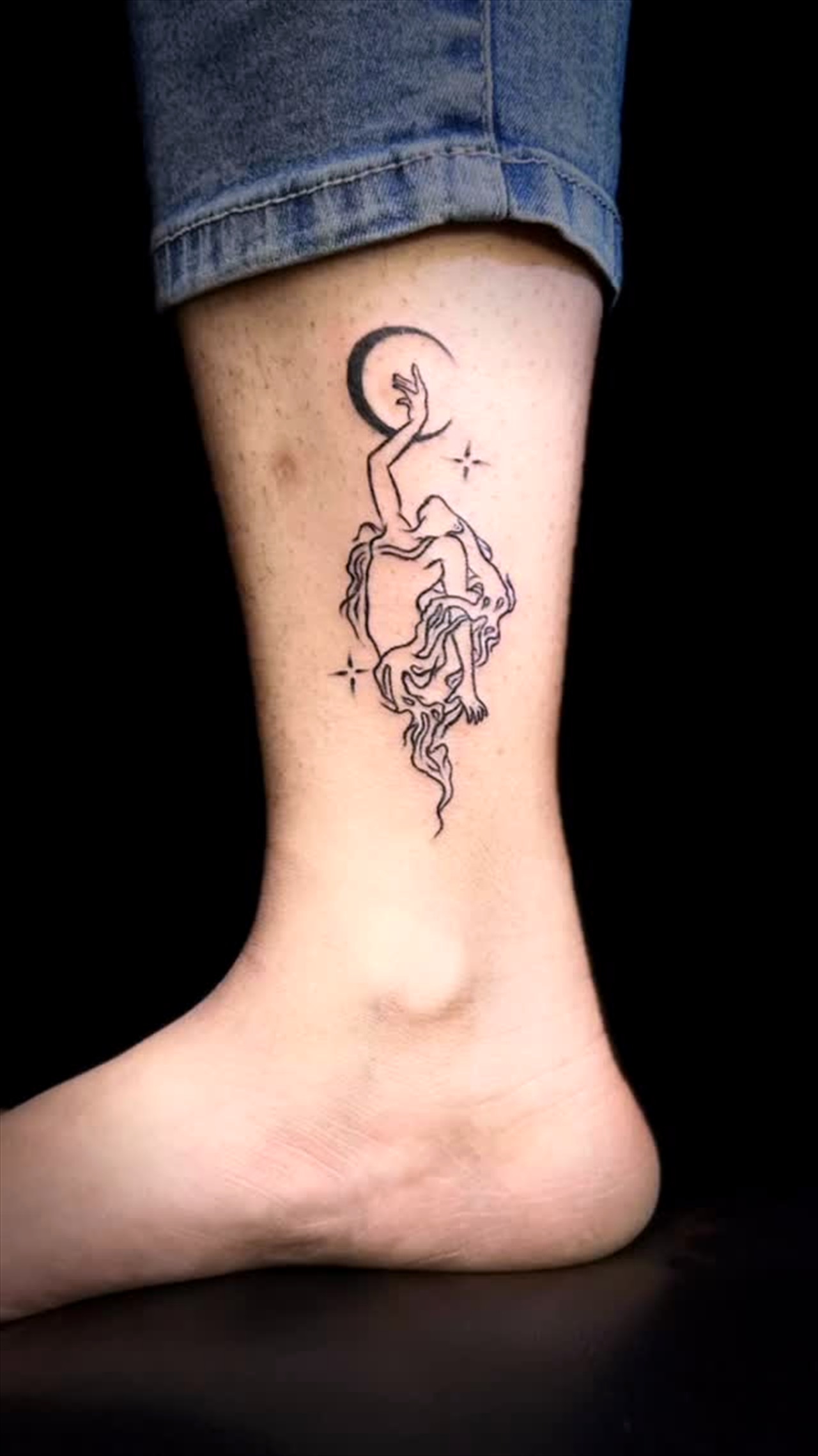 Fine-line moon tattoo from the MR INK portfolio